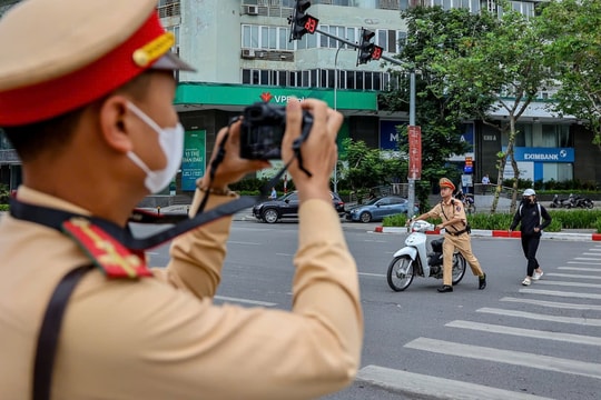 Cận cảnh quy trình ghi hình phạt nguội giao thông lưu động tại Hà Nội