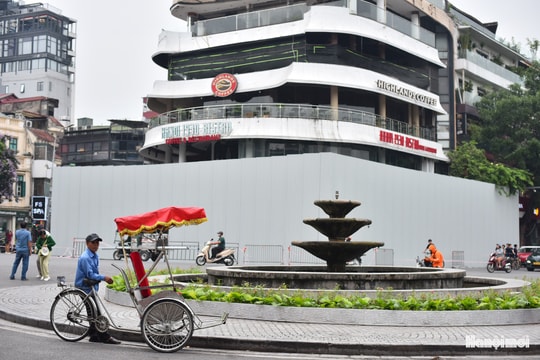 Hà Nội: Lập hàng rào chuẩn bị phá dỡ tòa nhà "Hàm cá mập"