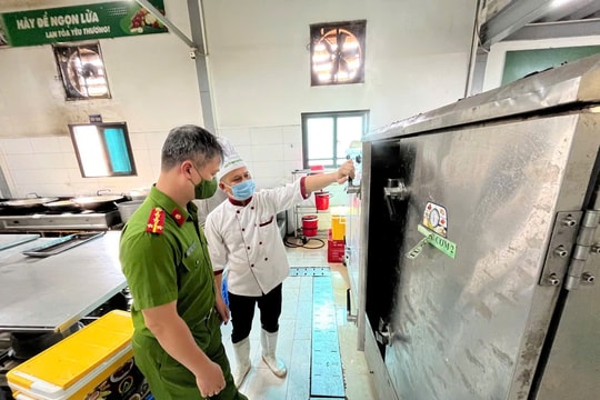 Xử lý hơn 38 tấn thực phẩm nhập lậu các loại