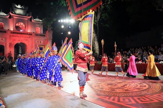 Đặc sắc tour đêm “Tiếng chuông Trấn Vũ”