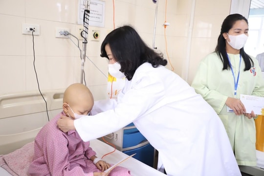 Ngày Quốc tế Thiếu nhi 1/6 Bộ trưởng Đào Hồng Lan thăm, tặng quà bệnh nhi tại Bệnh viện K
