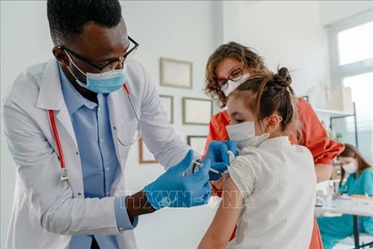 CDC Mỹ bỏ khuyến cáo tiêm vắc xin ngừa Covid-19 với trẻ em và thai phụ khỏe mạnh