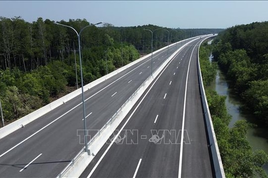 Tài xế bị phạt 35 triệu đồng vì lùi xe trên cao tốc