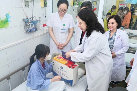 Phó Chủ tịch nước Võ Thị Ánh Xuân thăm, tặng quà cho trẻ em có hoàn cảnh khó khăn
