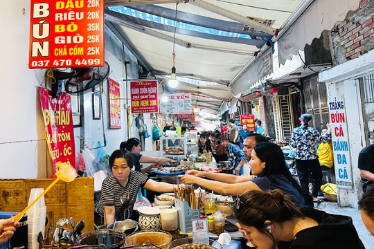 Độc đáo “foodtour” phố cổ Hà Nội