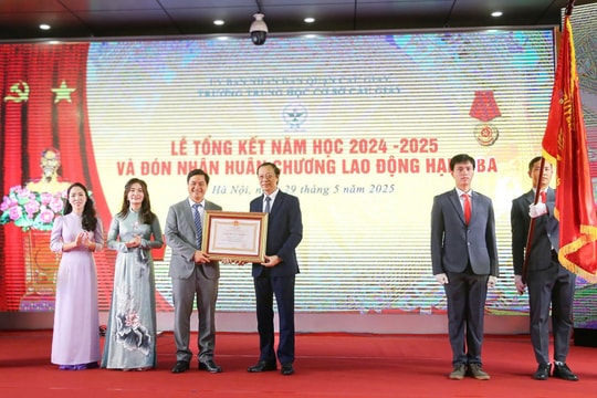 Trường THCS Cầu Giấy (quận Cầu Giấy) đón Huân chương Lao động hạng Ba
