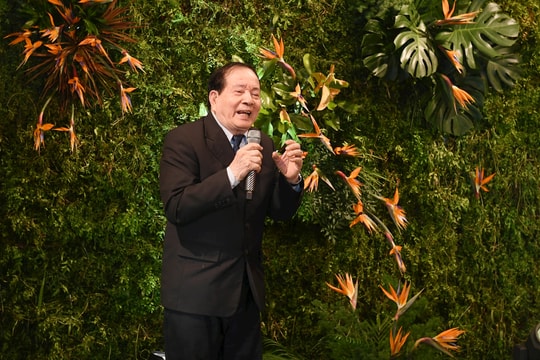 "Ám ảnh chữ" - Cái tình của nhà thơ Hữu Thỉnh với các thế hệ nhà văn