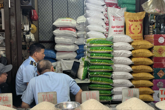 Quản lý thị trường Hà Nội xử lý nhiều trường hợp gạo ST25 bị giả mạo thương hiệu