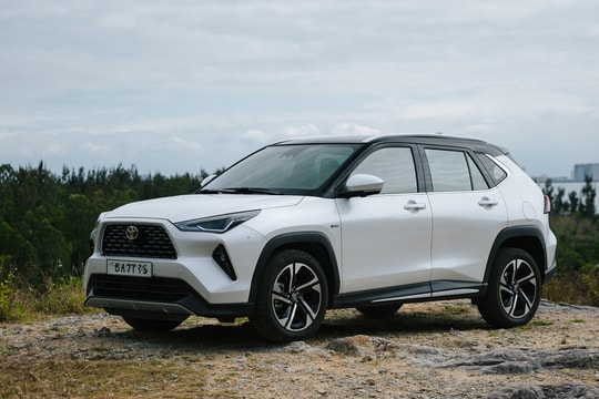 Triệu hồi gần 1.500 xe Toyota Yaris Cross HEV để gắn lại kính trần