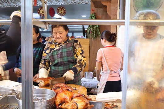 TP Hồ Chí Minh Người dân xếp hàng mua bánh ú, vịt quay dịp Tết Đoan ngọ
