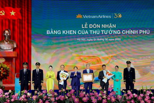 Vietnam Airlines đón nhận Bằng khen của Thủ tướng Chính phủ nhân dịp 30 năm thành lập