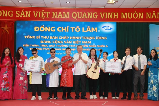 Tổng Bí thư Tô Lâm thăm, tặng quà học sinh hai trường học đặc biệt tại Hà Nội