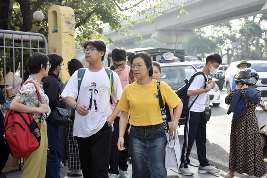 Hàng nghìn thí sinh tranh suất vào lớp 10 Trường THPT chuyên Khoa học Tự nhiên