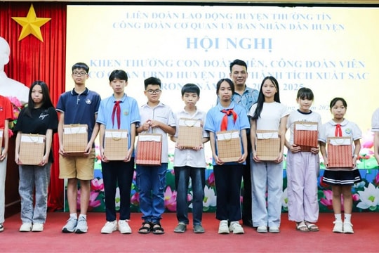 Công đoàn cơ quan UBND huyện Thường Tín khen thưởng con đoàn viên có thành tích