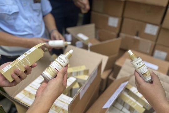 Phát hiện lô hàng lậu hơn 5.000 lọ mỹ phẩm dưỡng da tại Công ty Ngân Korea