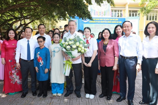 Tổng Bí thư Tô Lâm thăm, tặng quà học sinh hai trường chuyên biệt tại Hà Nội