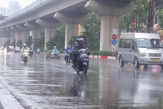 Hà Nội mưa dông diện rộng, kết thúc nắng nóng gay gắt