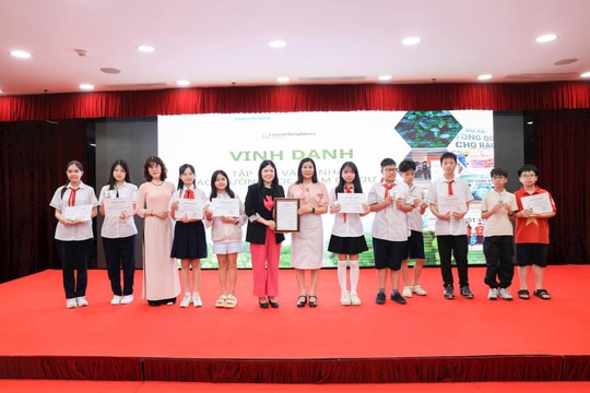 Tái chế hơn 1.000kg rác nhựa sạch thành bàn ghế tặng học sinh