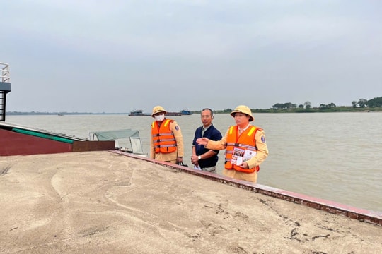 Hà Nội: Tổng kiểm tra phương tiện bơm hút, vận chuyển cát sỏi trên các tuyến sông