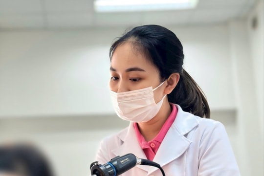 Suýt thủng màng nhĩ vì sợi dây buộc tóc