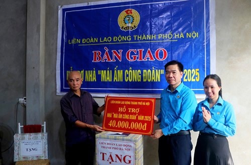 Bàn giao 3 "Mái ấm Công đoàn" tặng đoàn viên công đoàn của thị xã Sơn Tây