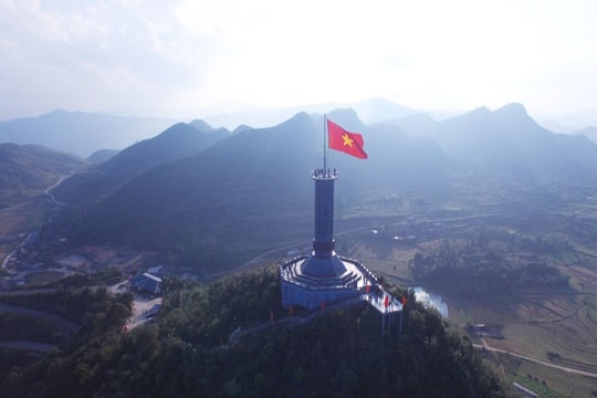 Tạm dừng tham quan Cột cờ Lũng Cú