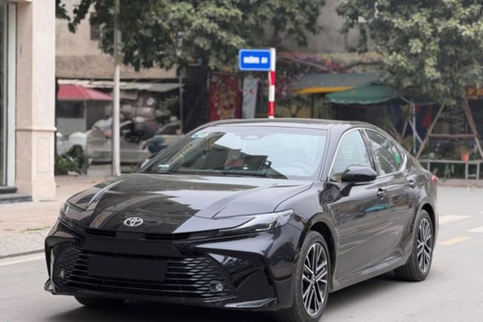 Toyota Camry được ưu đãi tới 100 triệu đồng, cạnh tranh trực tiếp Mazda6