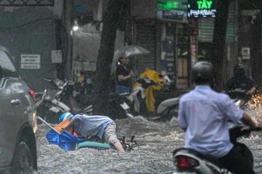 TP Hồ Chí Minh: Cơn mưa chiều như trút khiến nhiều tuyến đường ngập nặng