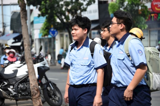 Hơn 76.000 thí sinh thành phố Hồ Chí Minh làm thủ tục dự thi vào lớp 10