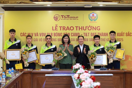Tay vợt Đinh Anh Hoàng và đồng đội được thưởng hơn 1,2 tỷ đồng