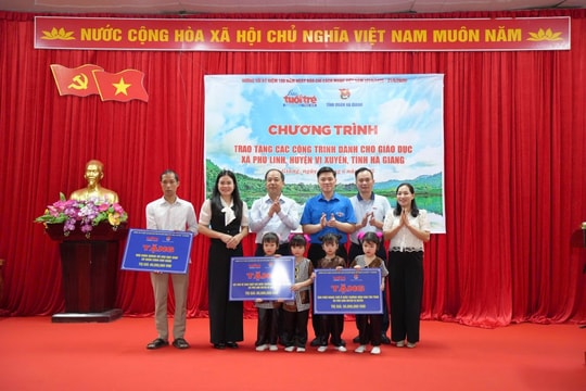 Báo Tuổi trẻ Thủ đô trao tặng các công trình dành cho giáo dục tại Hà Giang