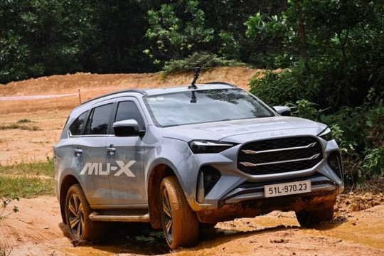 Isuzu mu-X 2025 ra mắt Việt Nam: Thêm bản Sport, giá từ 928 triệu