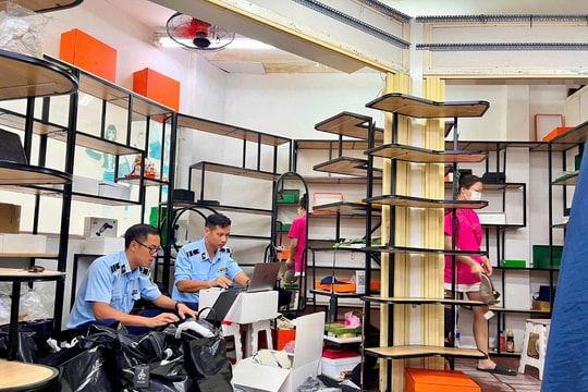 Không ít người tiêu dùng biết là hàng giả vẫn mua vì... giá rẻ