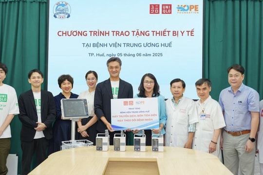 UNIQLO trao tặng thiết bị y tế và quà cho bệnh nhi tại Bệnh viện Trung ương Huế