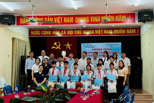 Trao học bổng, tặng quà cho trẻ em có hoàn cảnh khó khăn huyện Phúc Thọ và Quốc Oai