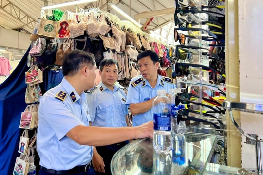 Không ít người tiêu dùng biết là hàng giả vẫn mua vì... giá rẻ