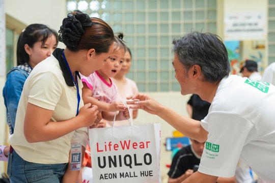 UNIQLO cùng Quỹ Hy vọng trao tặng thiết bị y tế cho Bệnh viện Trung ương Huế