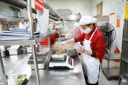 Hà Nội dự kiến hỗ trợ bữa trưa cho học sinh tiểu học: Giảm gánh nặng cho phụ huynh