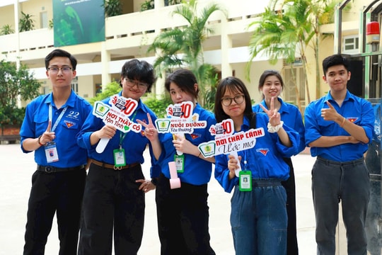 Hơn 5.000 áo xanh tình nguyện Hà Nội "tiếp sức mùa thi"