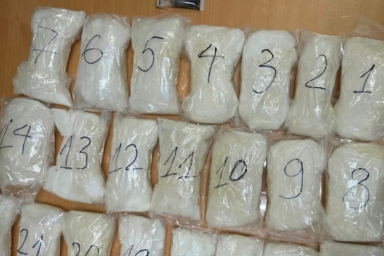 Bắt giữ hơn 84.000 bao thuốc lá và 5kg ma túy được cất giấu tinh vi
