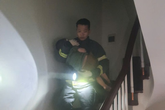 Cứu 7 người thoát khỏi vụ cháy lúc nửa đêm tại quận Đống Đa