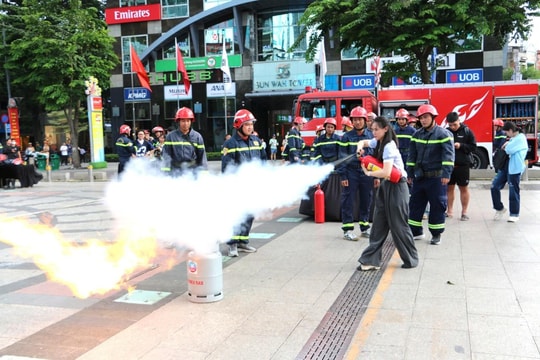 TP Hồ Chí Minh: Hàng nghìn người dân tham gia trải nghiệm phòng cháy, chữa cháy