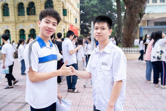 Sáng nay (6/6), gần 103.000 thí sinh Hà Nội làm thủ tục dự thi vào lớp 10