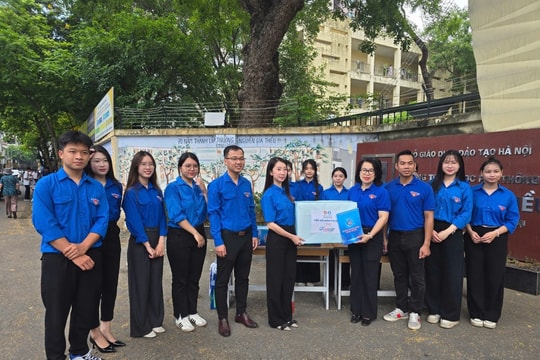 Trao yêu thương - Tiếp lửa mùa thi cùng tuổi trẻ Thủ đô