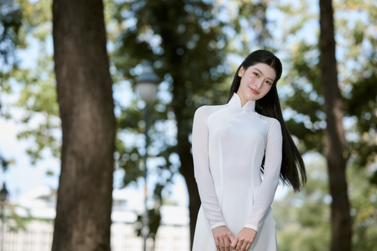 Cô gái xinh, giỏi hai ngoại ngữ - hình mẫu công dân toàn cầu