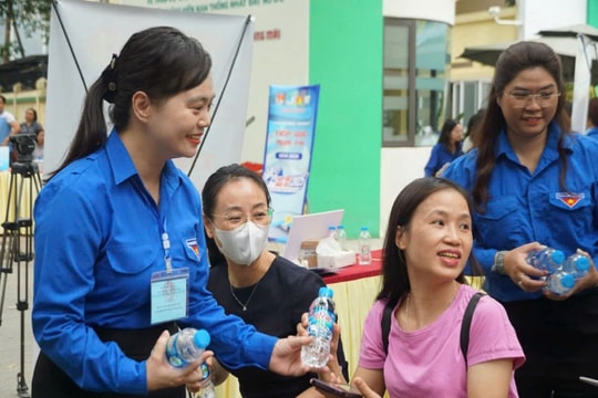 Vơi bớt lo âu nhờ những "áo xanh tình nguyện mùa thi"