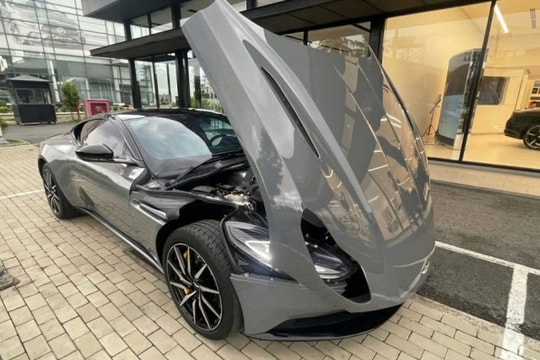 Aston Martin DB11 màu xám China Grey liên tục đổi chủ tại Việt Nam
