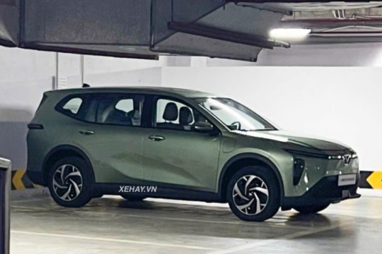MPV điện 7 chỗ VinFast Limo Green lộ diện ngoài đời thực