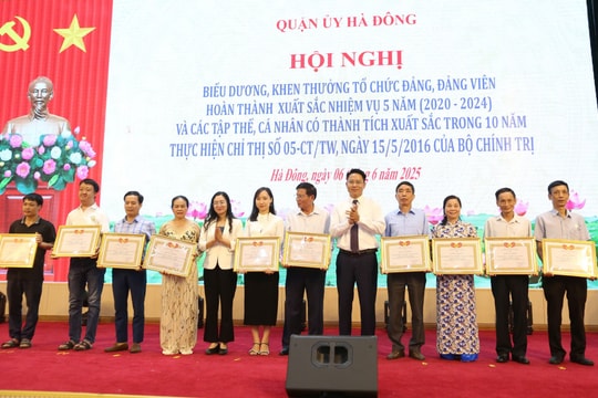 Hà Đông khen thưởng nhiều đảng viên hoàn thành xuất sắc nhiệm vụ