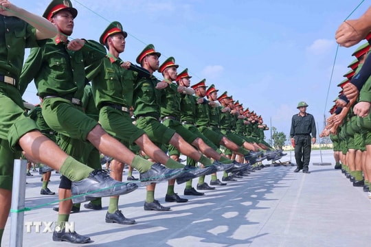 Chiến sĩ công an tập luyện cho Lễ diễu binh mừng 80 năm Quốc khánh 2-9